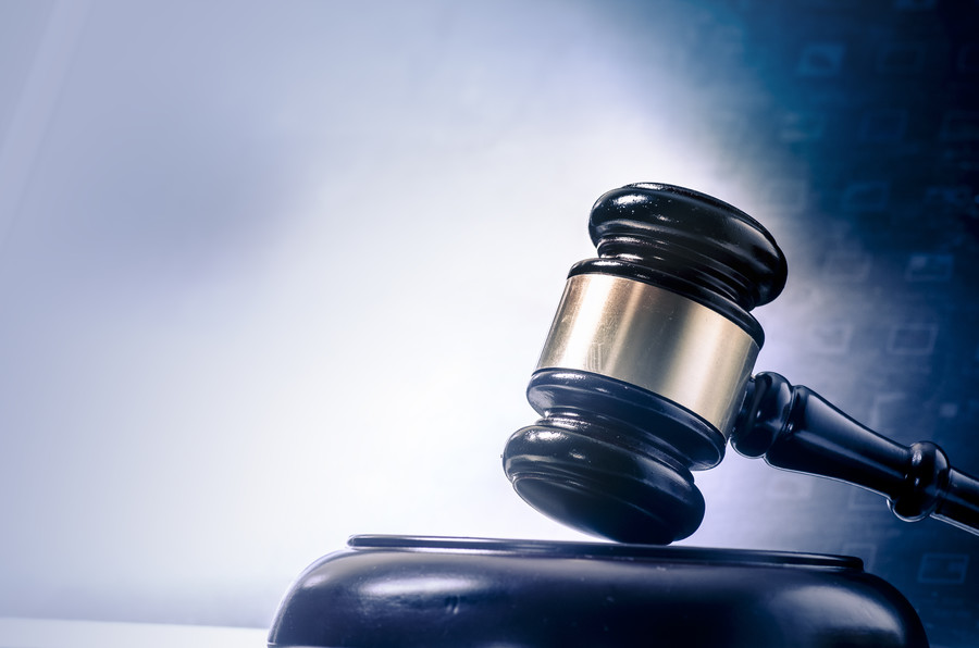 上海刑事案件律師解析：自行辯護(hù)還是請(qǐng)律師代理？