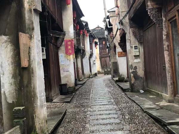 飯店服務員是三陪小姐是犯罪嗎？來和徐匯刑事律師看看這個案例
