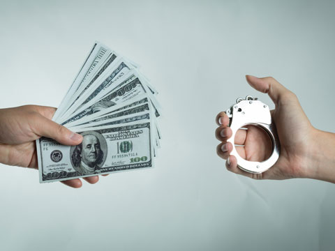 徇私舞弊不征、少征稅款罪