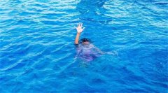 男子假裝自殺后女友為救人而溺水身亡，男子獲